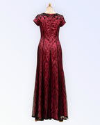 Mustast pitsist erkroosa voodriga pikk pidulik kleit