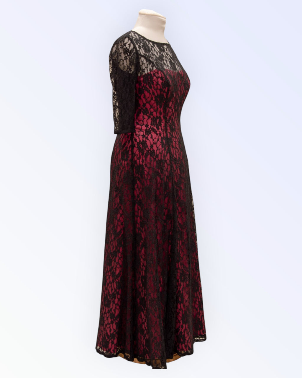 Mustast pitsist violetse voodriga pikk pidulik kleit