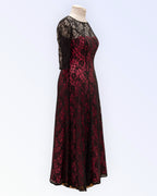 Mustast pitsist violetse voodriga pikk pidulik kleit