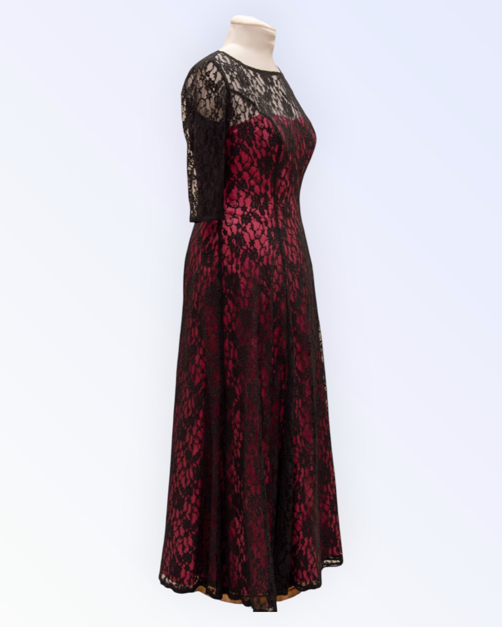 Mustast pitsist violetse voodriga pikk pidulik kleit