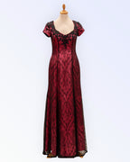 Mustast pitsist erkroosa voodriga pikk pidulik kleit