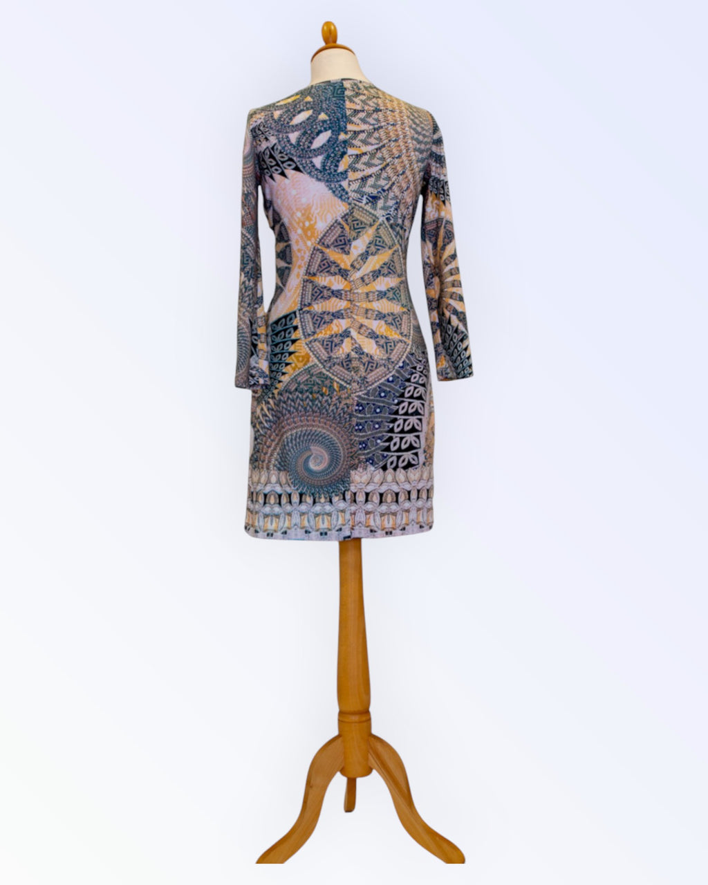 Monivärinen epäsymmetrinen neulemekko