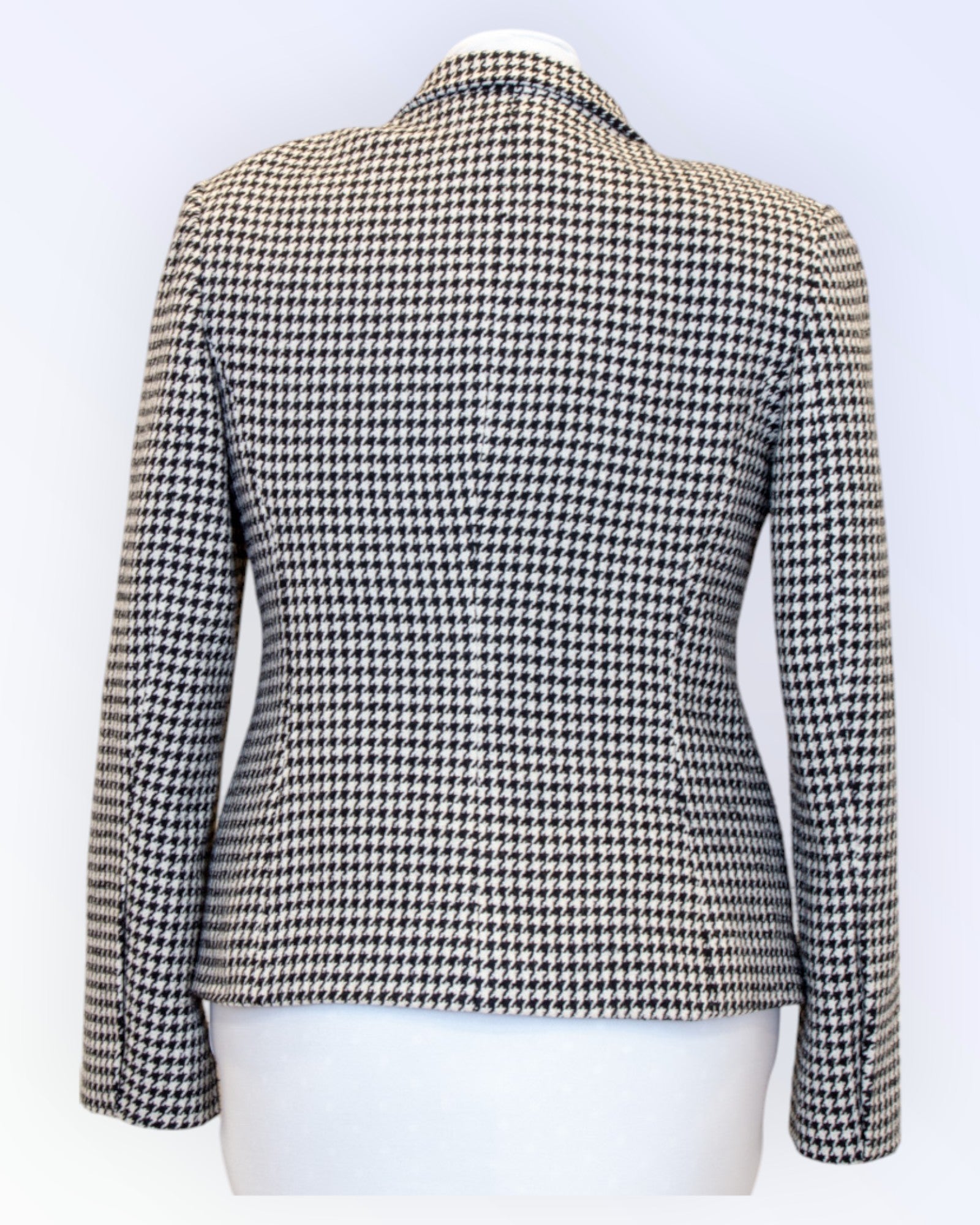 Must-valge kostüümjakk