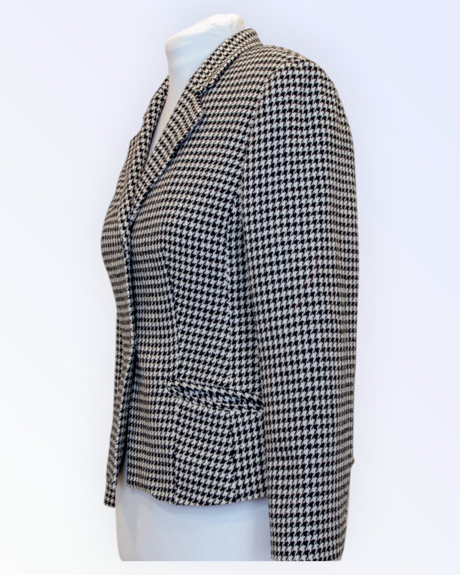 Must-valge kostüümjakk