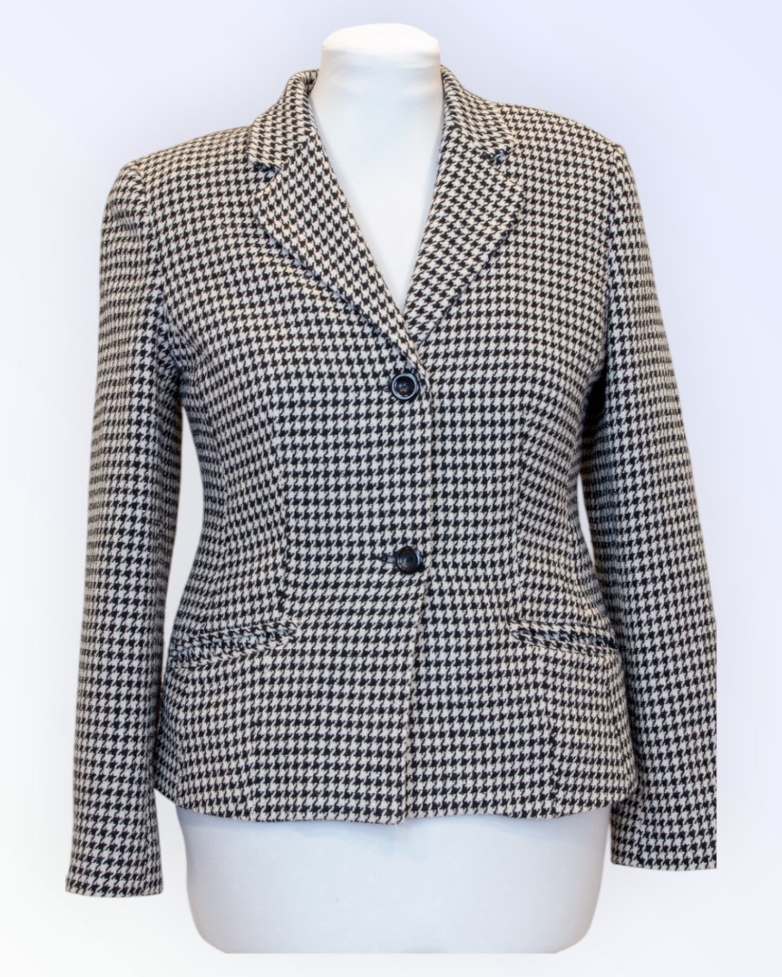 Must-valge kostüümjakk