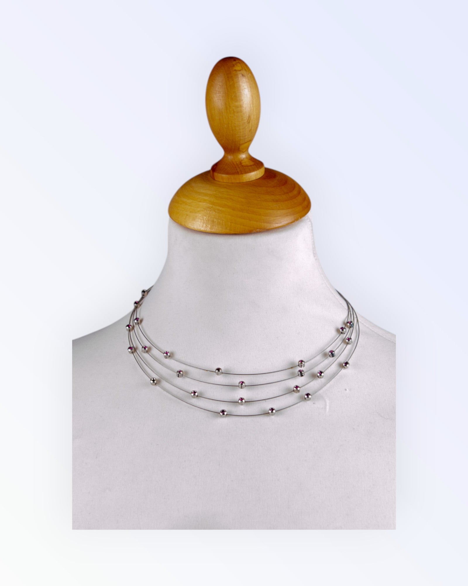 Kaulakoru violeteilla kivillä