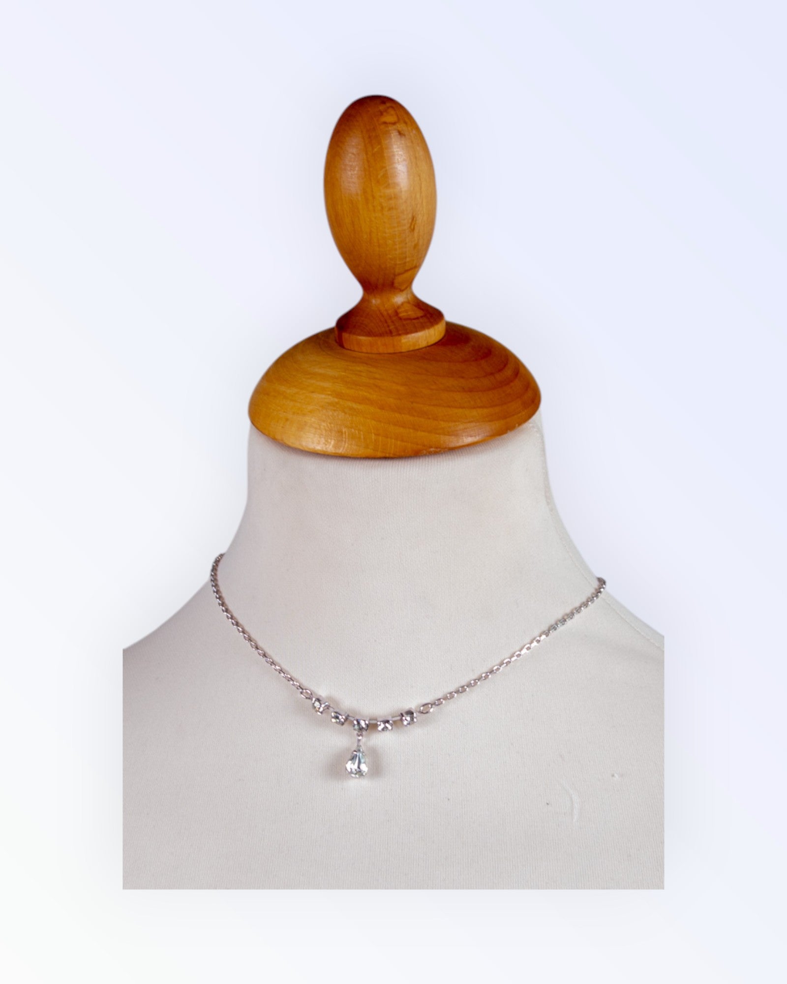 Kristallikoristeinen kaulakoru