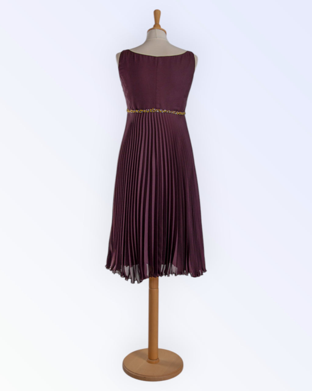 Päikeseplisseerist seelikuga bordoopunane šifoonkleit