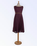 Päikeseplisseerist seelikuga bordoopunane šifoonkleit