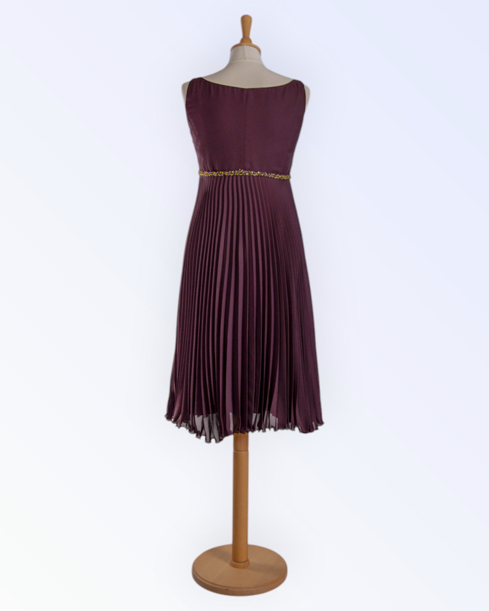 Päikeseplisseerist seelikuga bordoopunane šifoonkleit