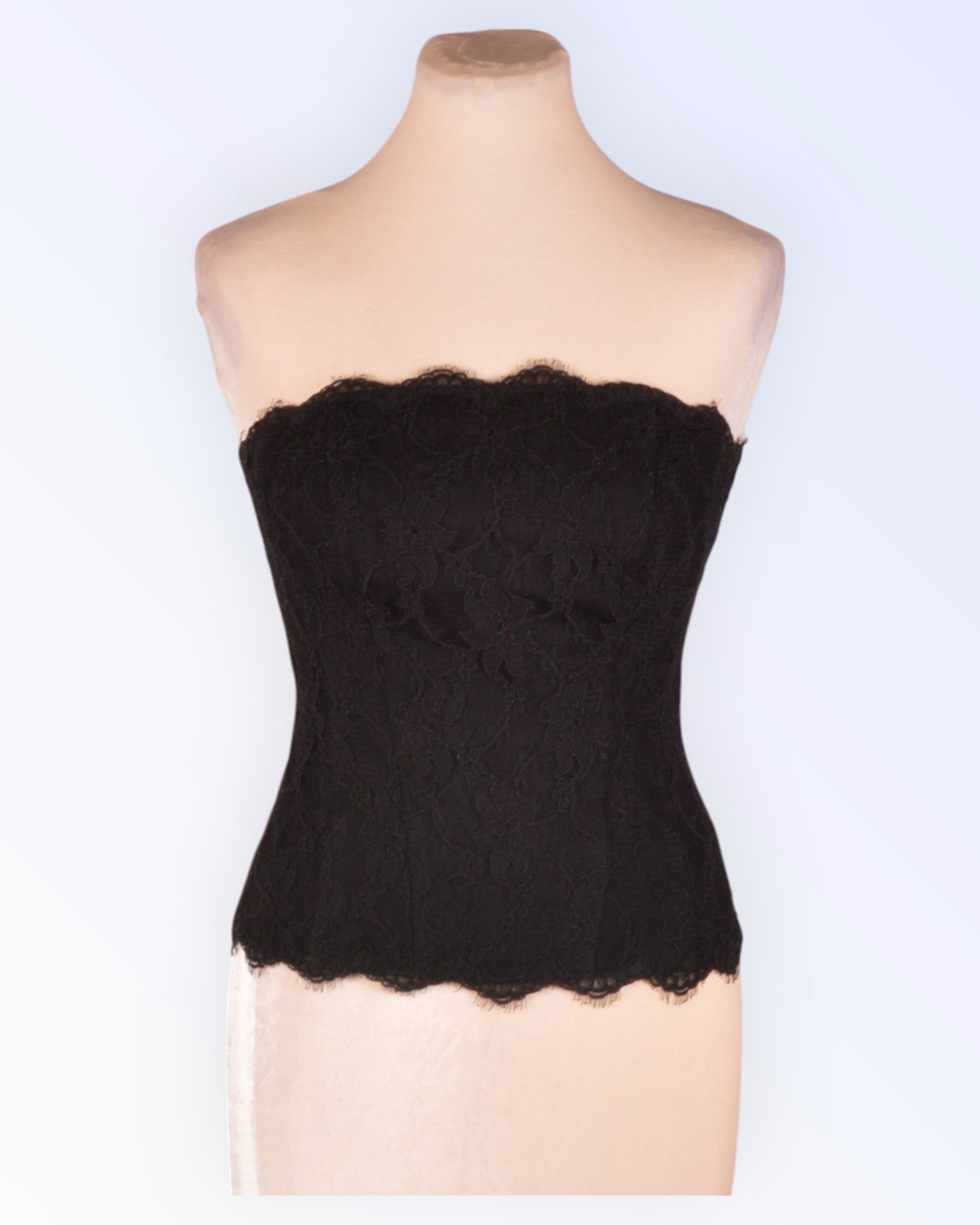 Mustast pitsist korsett