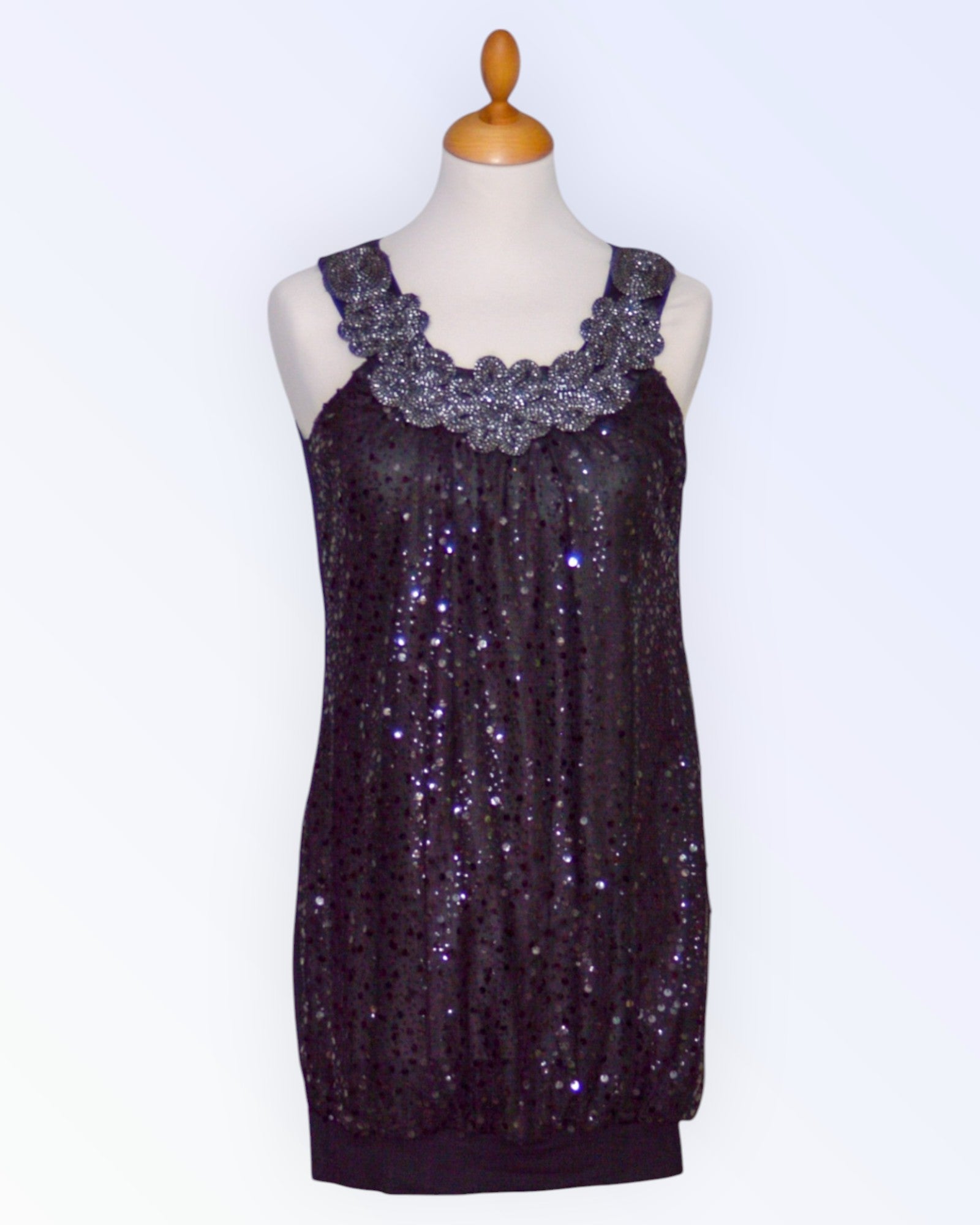 Mustast trikotaažist tuunika