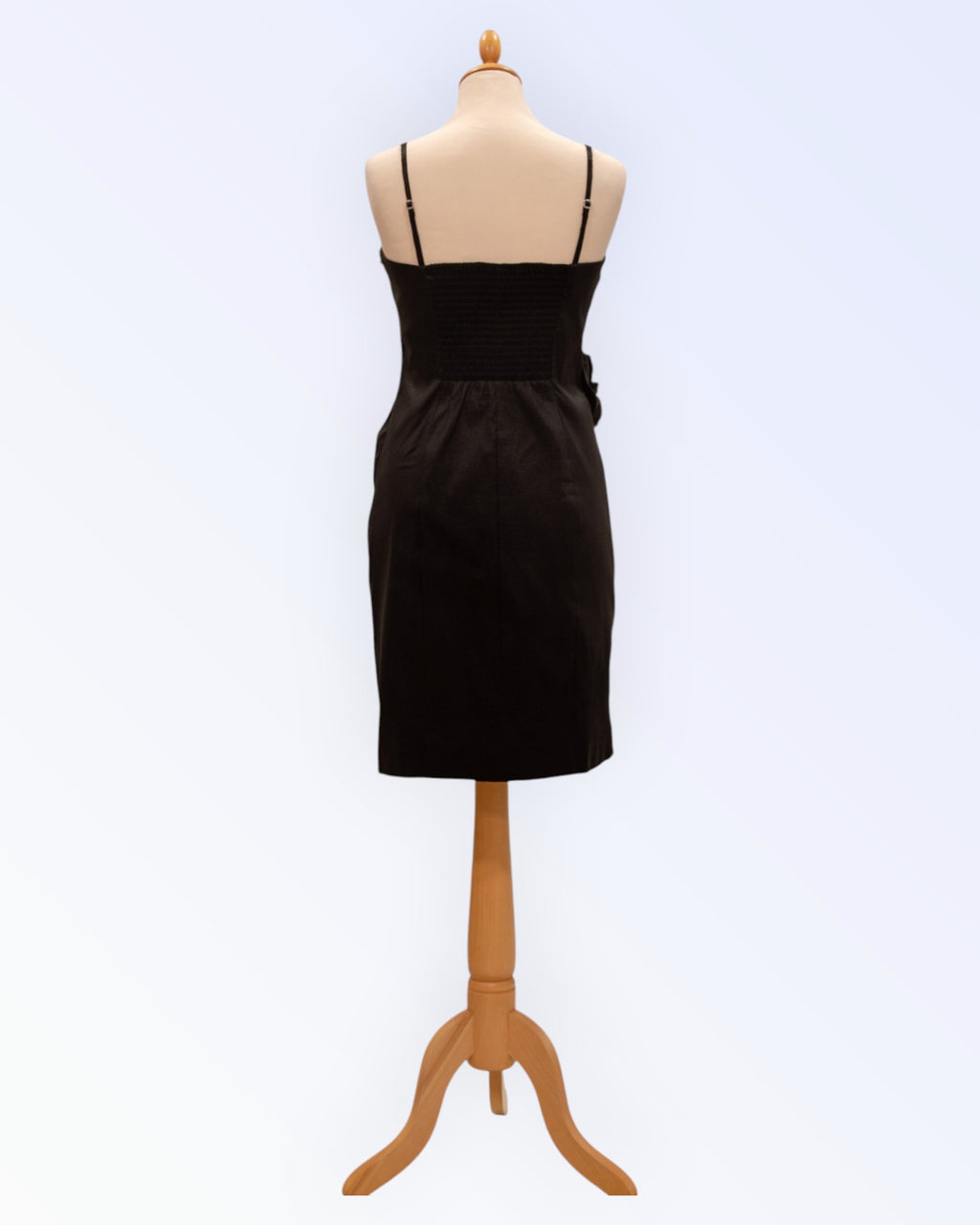 Vilan pieni musta cocktailmekko kukkakoristeella