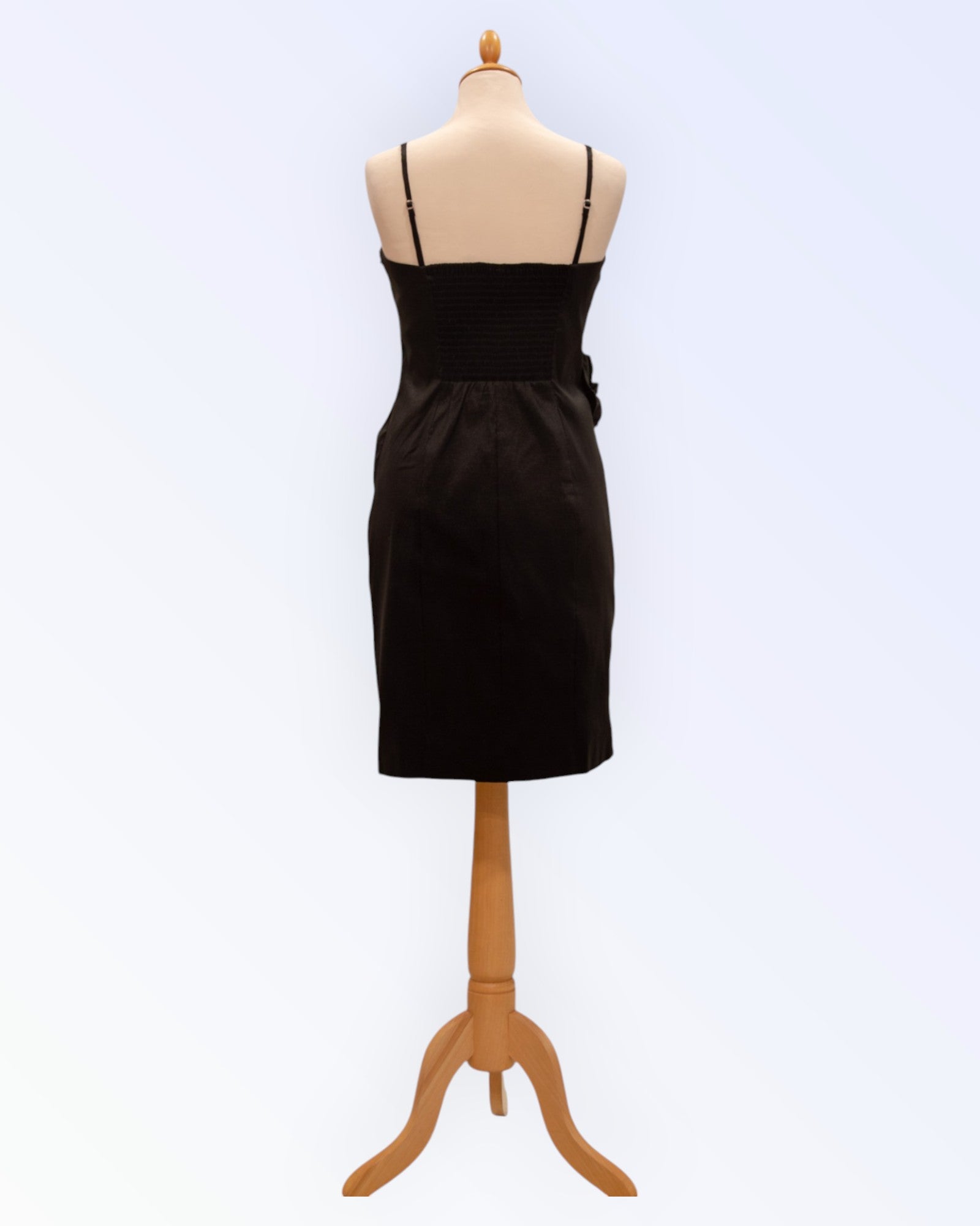 Vilan pieni musta cocktailmekko kukkakoristeella