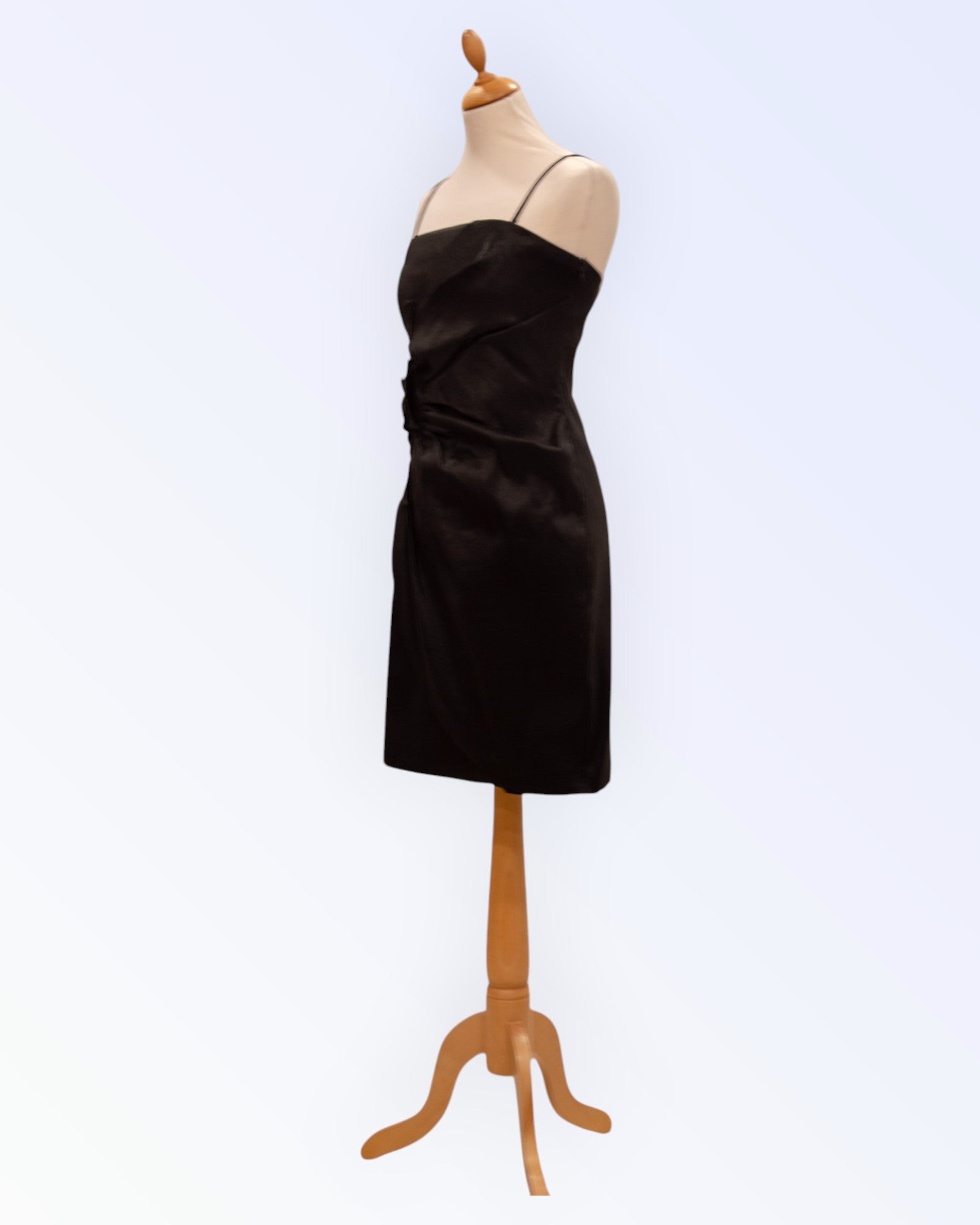 Vilan pieni musta cocktailmekko kukkakoristeella