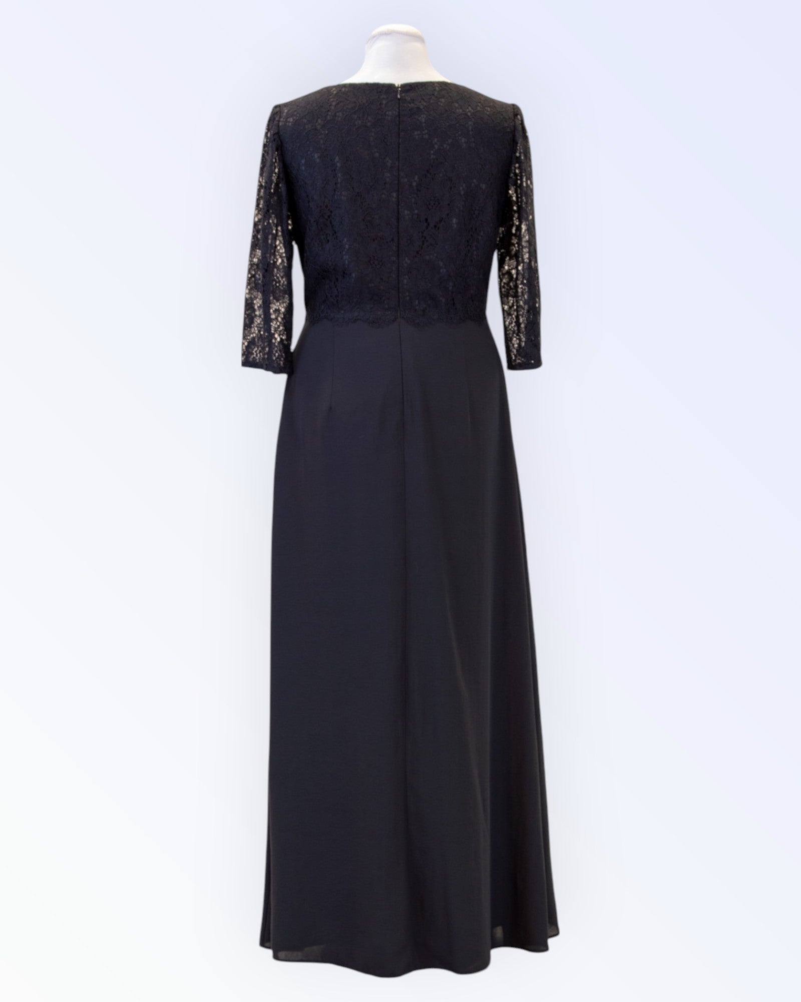 Mustast pitsist ja šifoonist pikk pidulik kleit