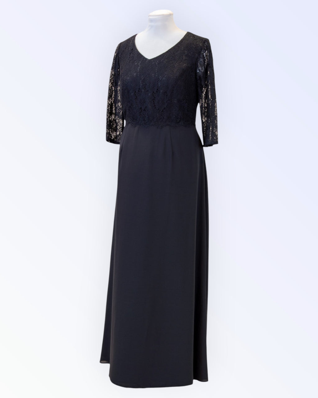 Mustast pitsist ja šifoonist pikk pidulik kleit