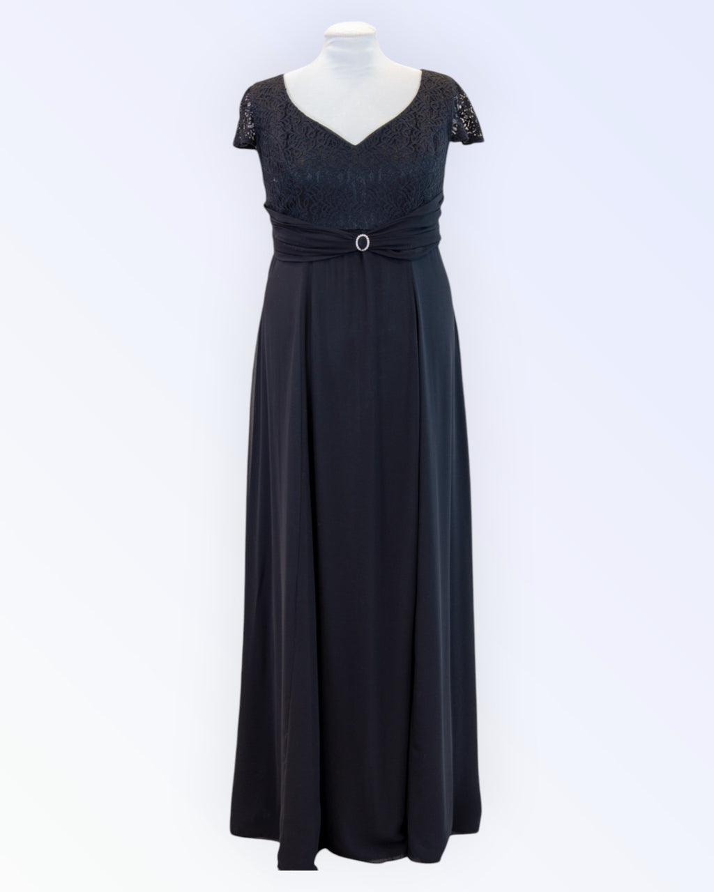 Mustast šifoonist õhtukleit