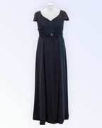 Mustast šifoonist õhtukleit