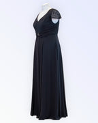 Mustast šifoonist õhtukleit