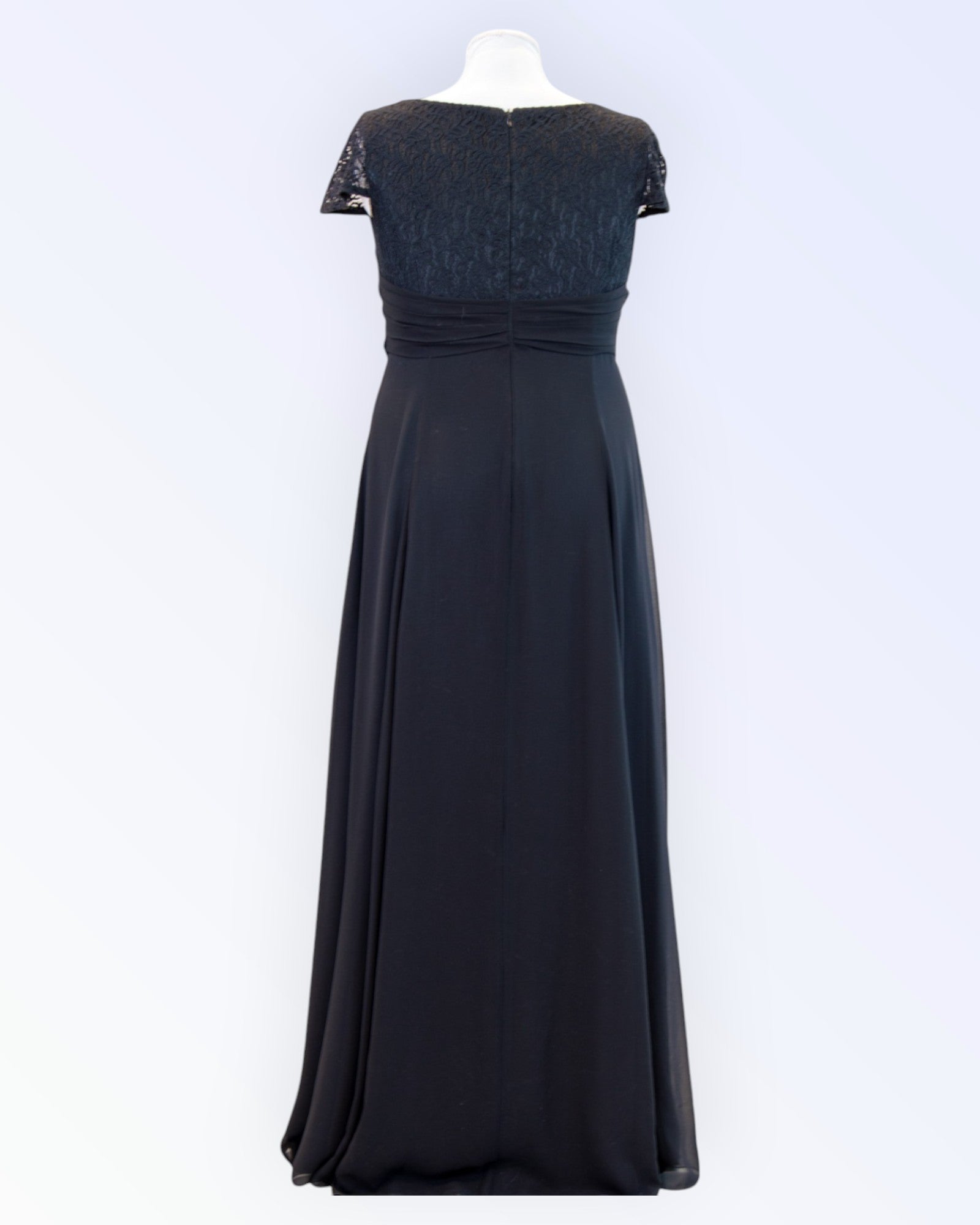 Mustast šifoonist õhtukleit