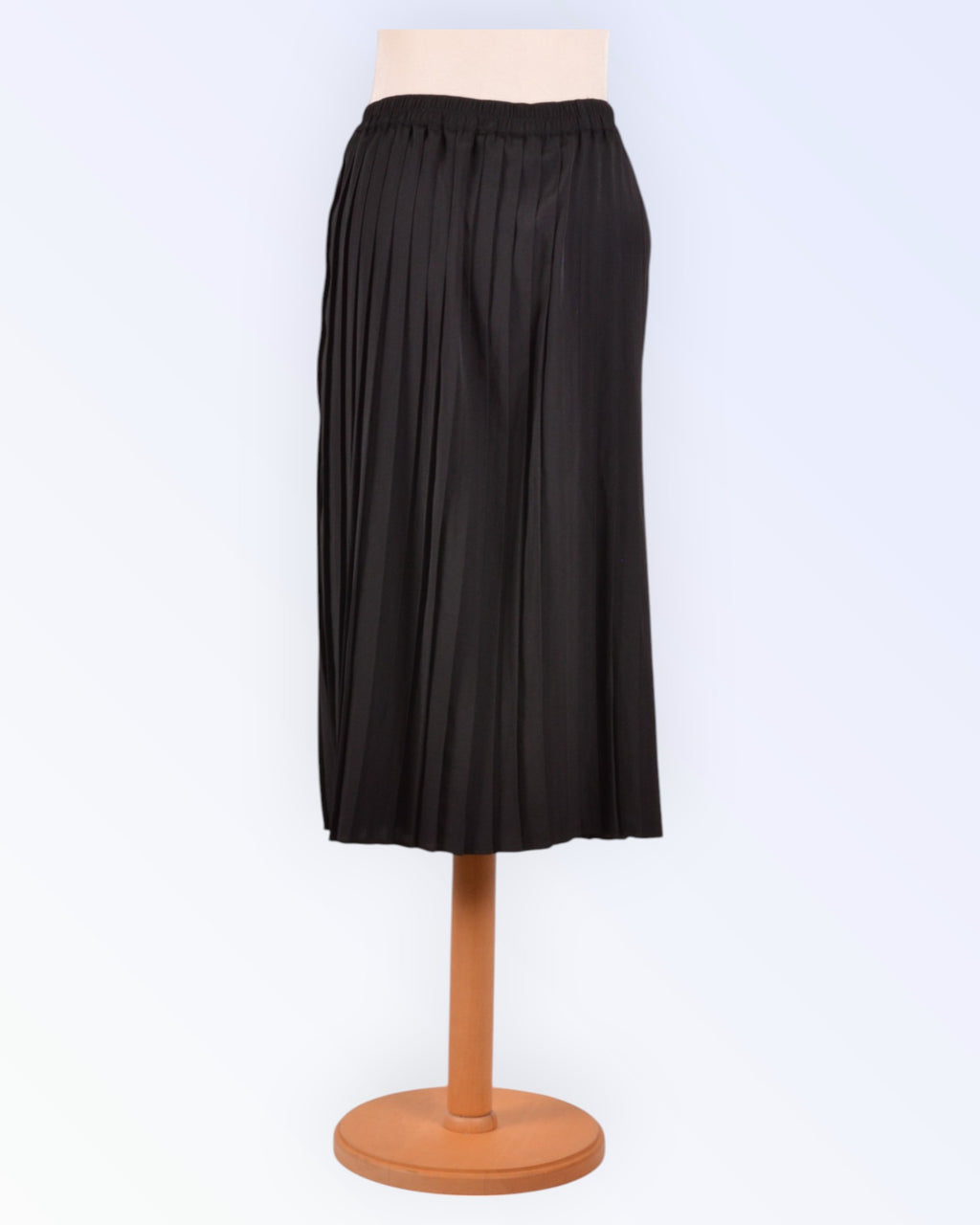 Black pleated skirt
