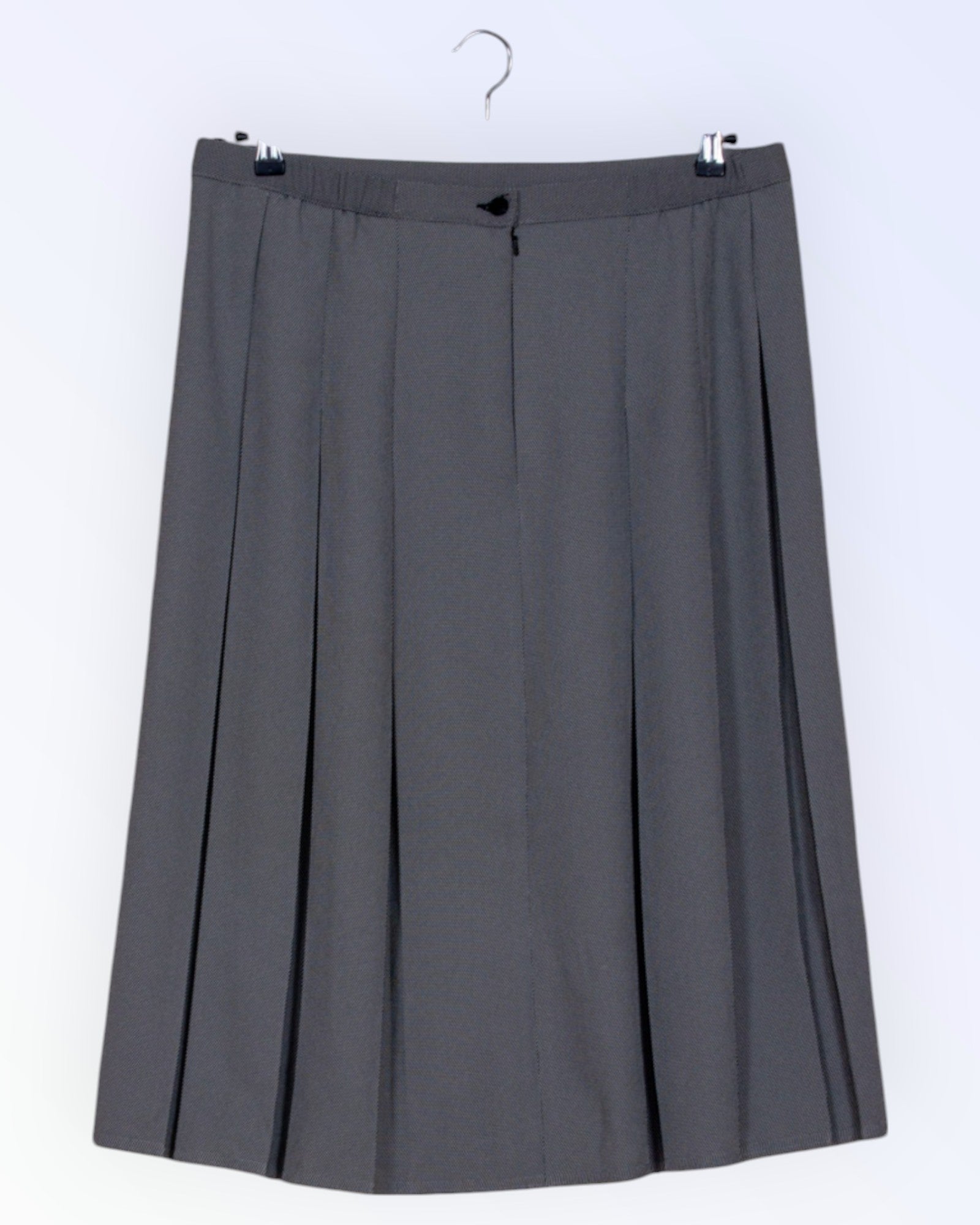 Klassikalise disainiga hall voltidega seelik