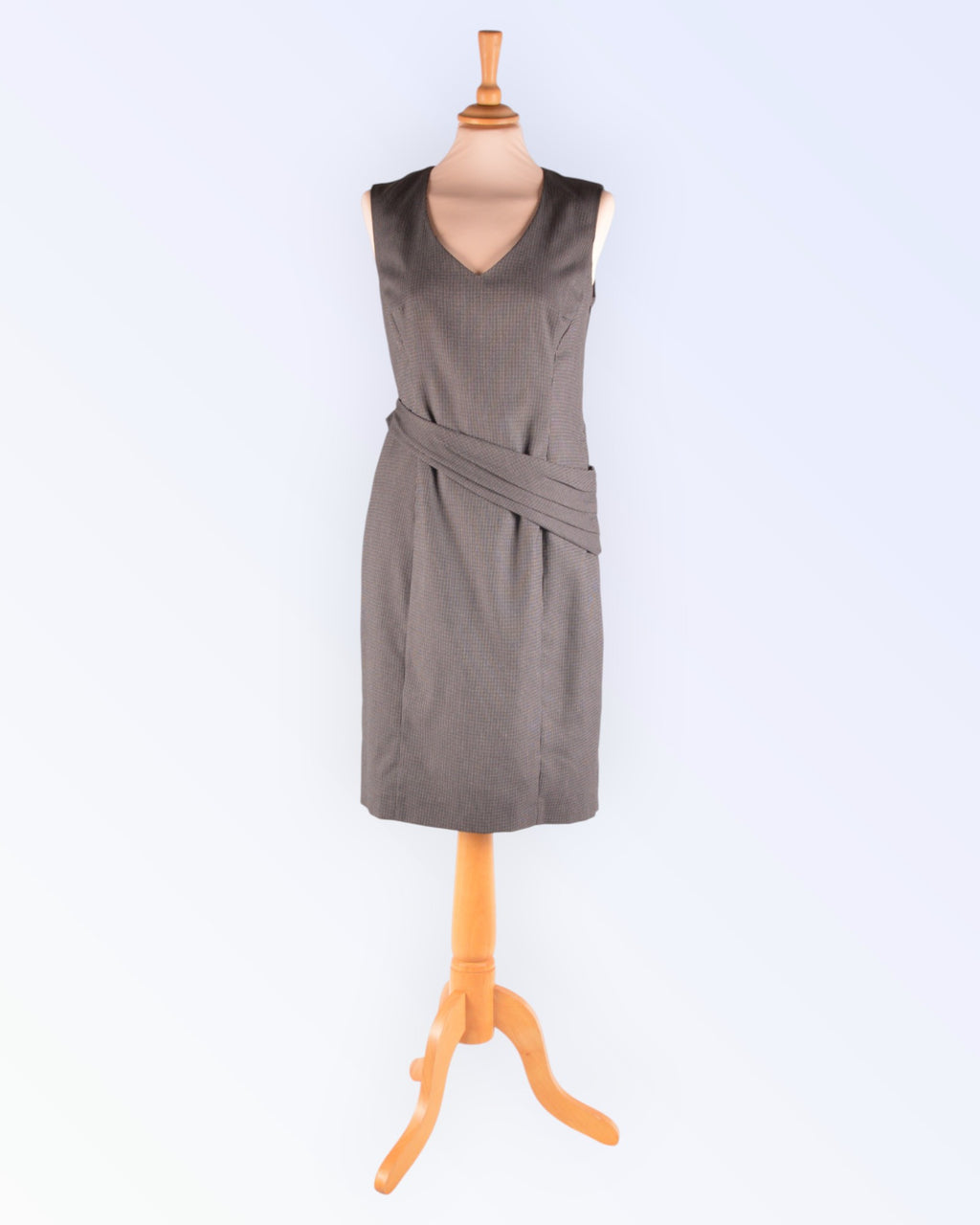 More&More must-valge kleit