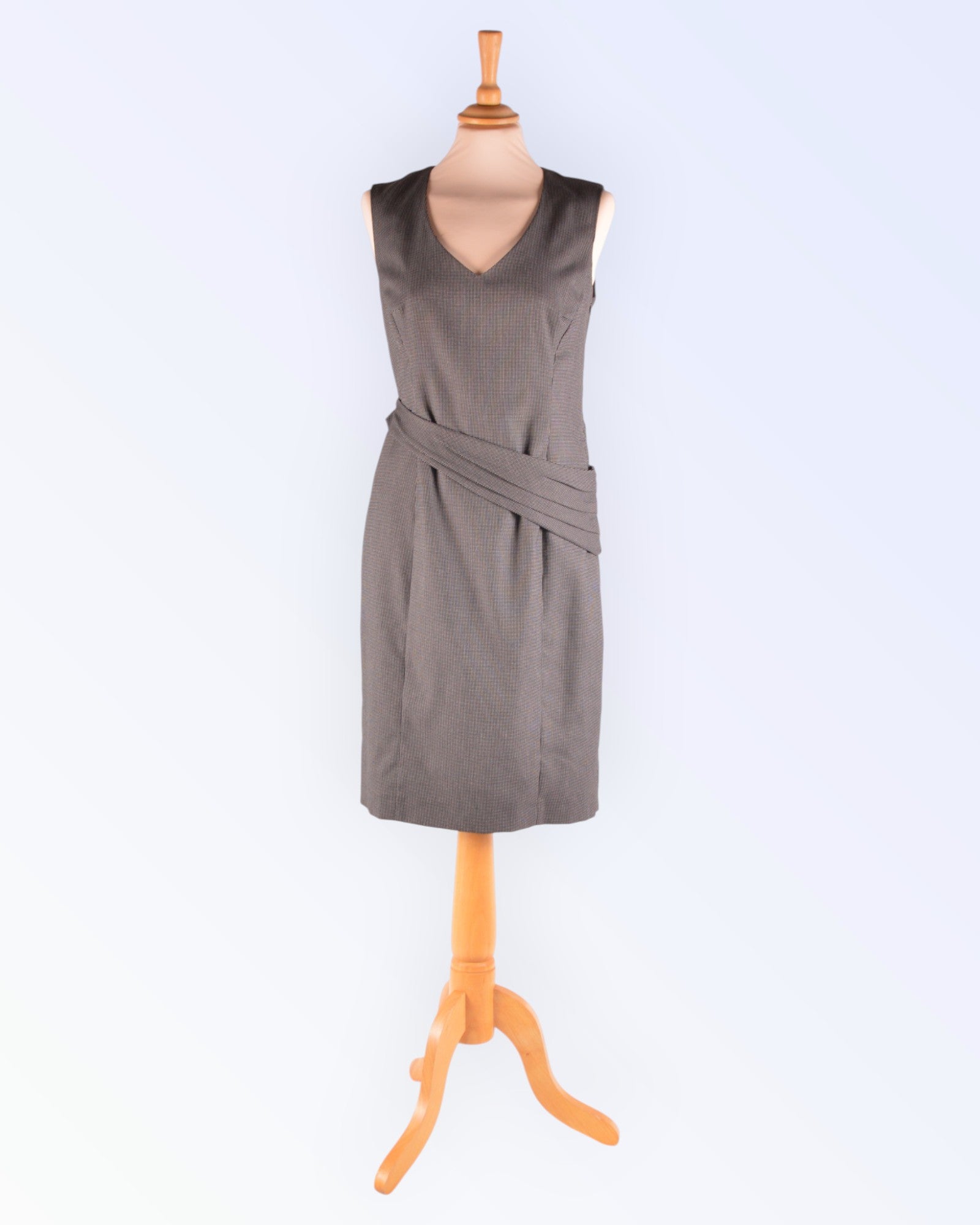 More&More must-valge kleit