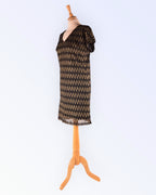 Nümph must kuldse mustriga kleit