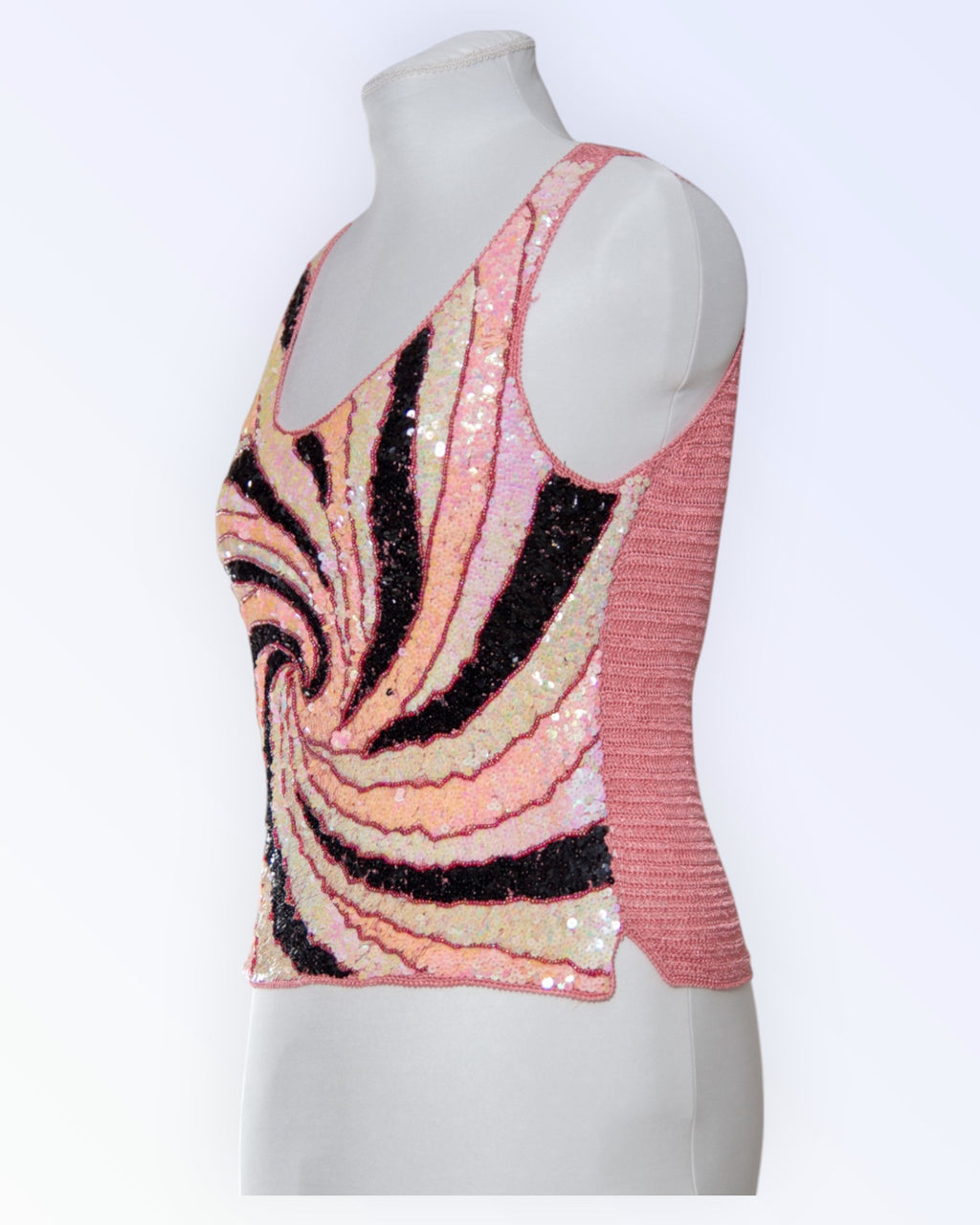 Asable heegeldatud top