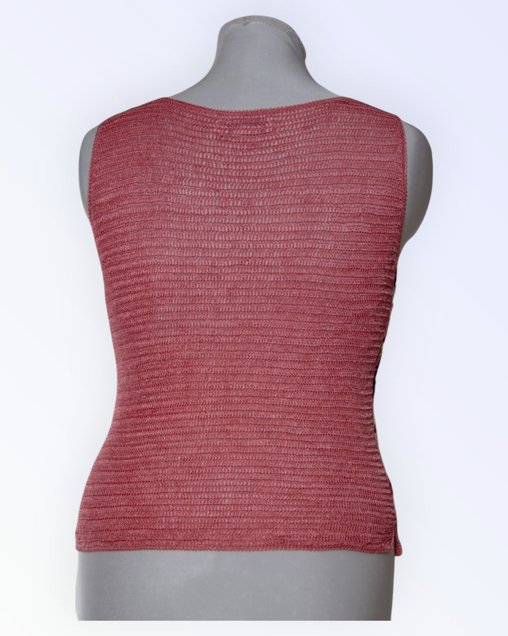 Asable heegeldatud top