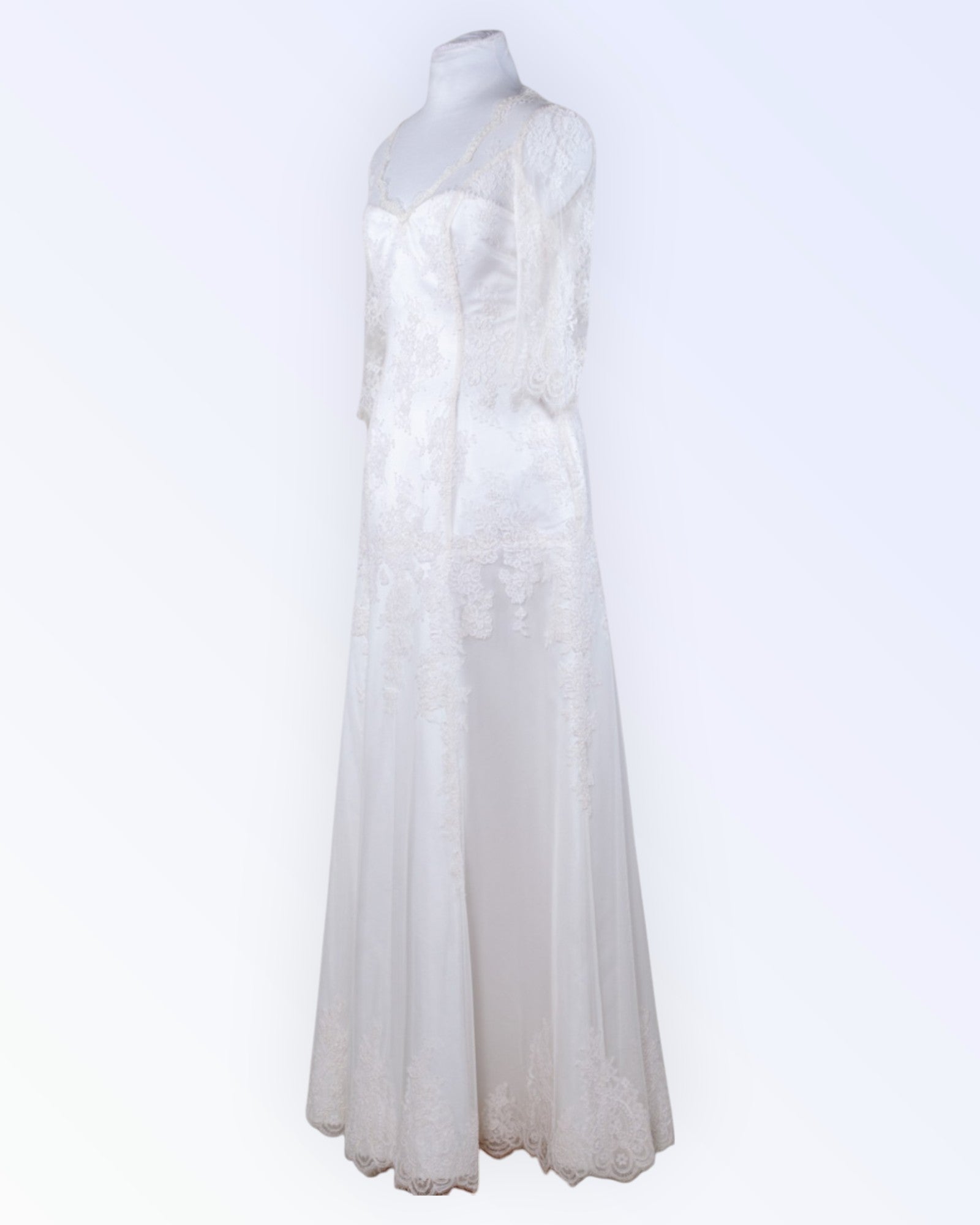 Classic style off-white wedding dress