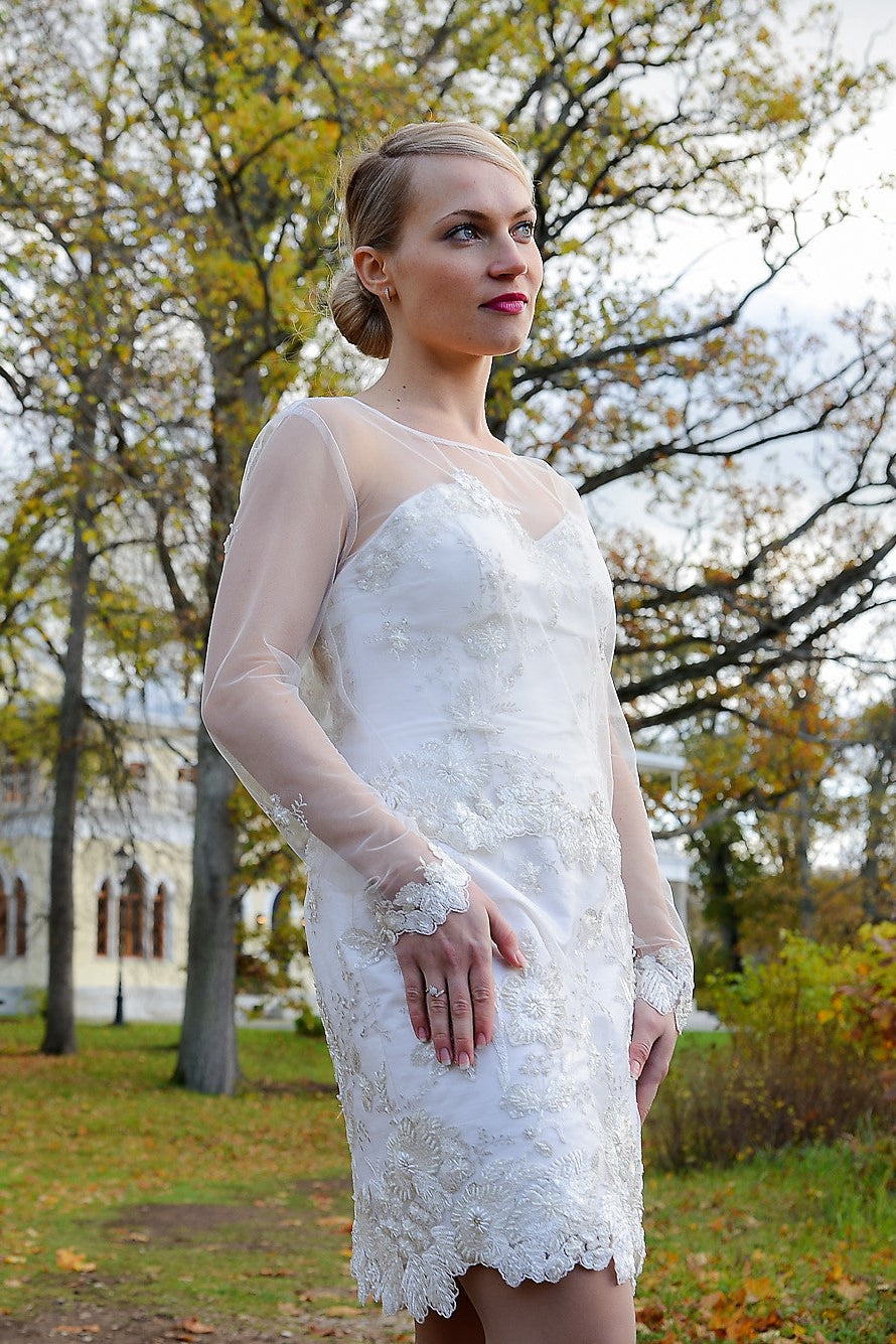 Luksuslikust looduslvalgest pärltikandiga pitsist top. Pika varrukaga top on heaks täienduseks pidulikule garderoobile või pulmakleidile.