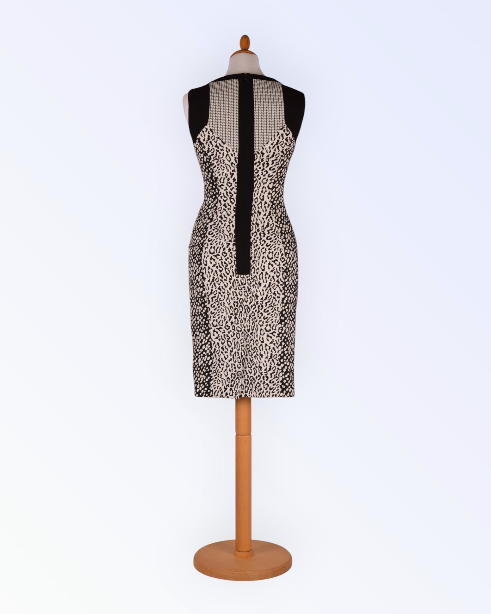 Karen Millen must-valge pliiatskleit