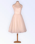 Luonnonvalkoinen mekko, jossa on pörröinen tyllihame