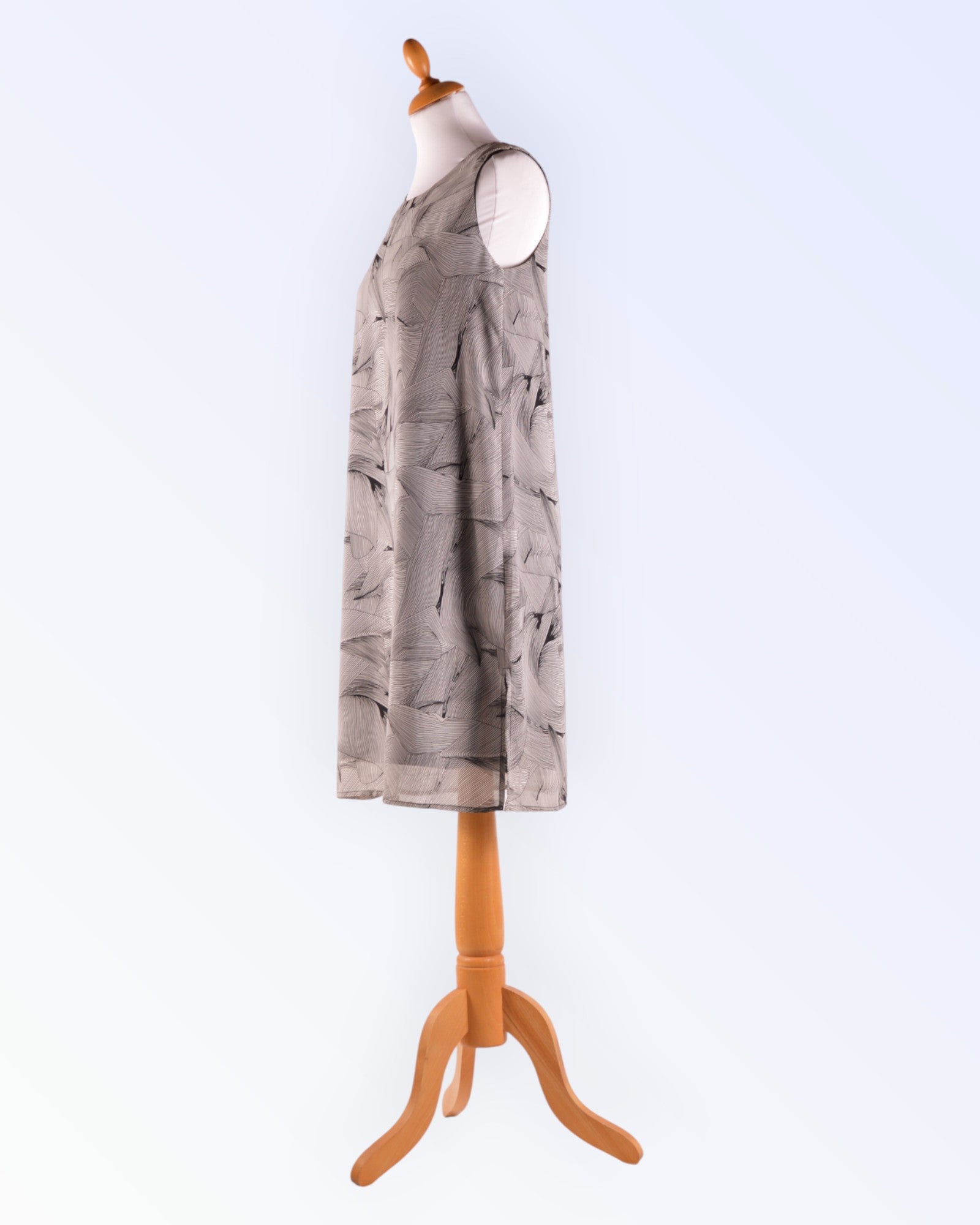 Think Positive must-valge šifoonist tuunika