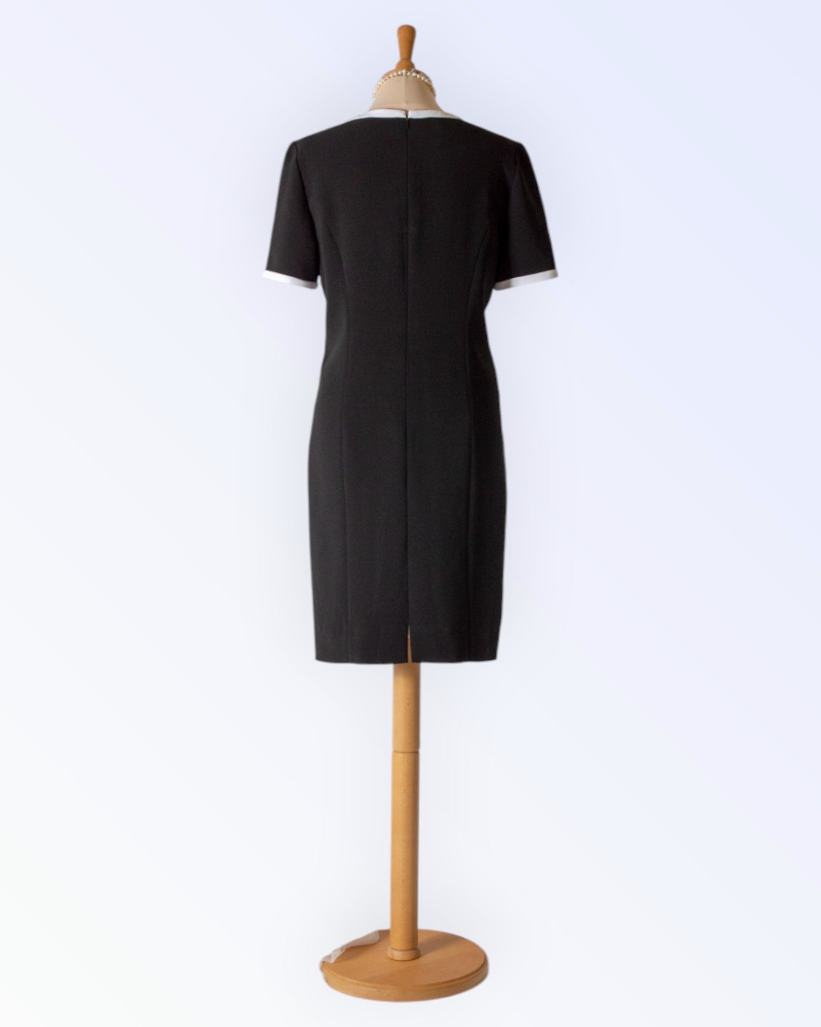 M.A.C.S München Barbara Kessels väike must kleit