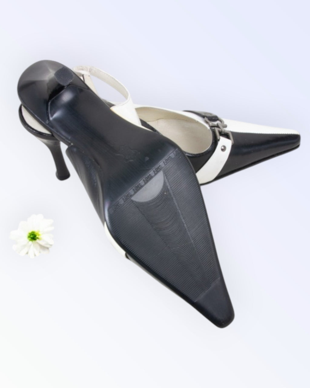 Sanunna black and white shoes