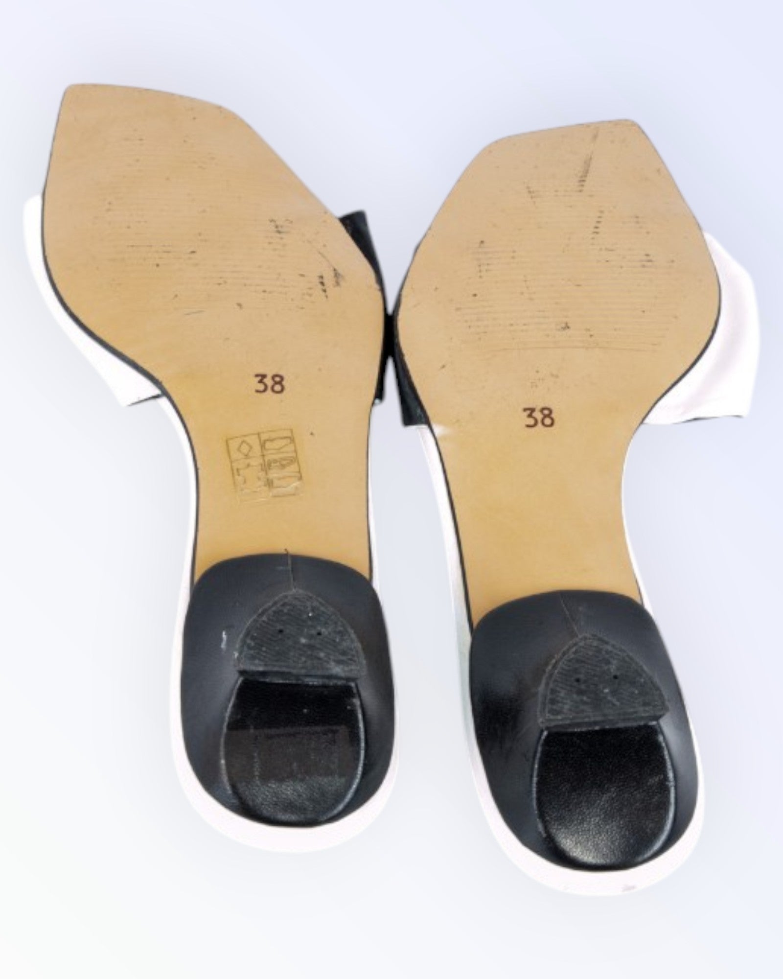 Pepe Varó must-valged kingad