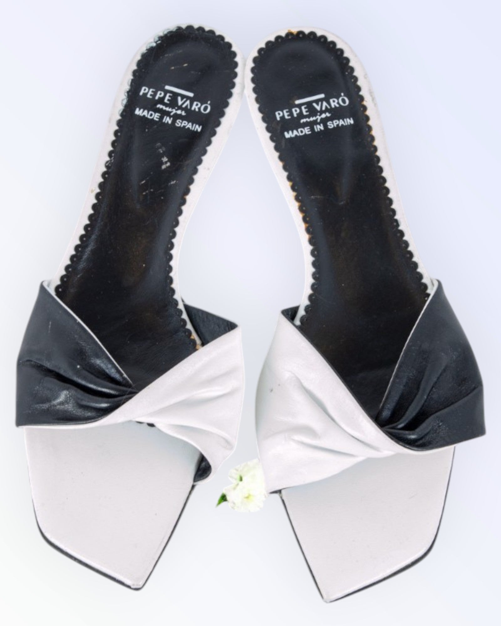 Pepe Varó must-valged kingad