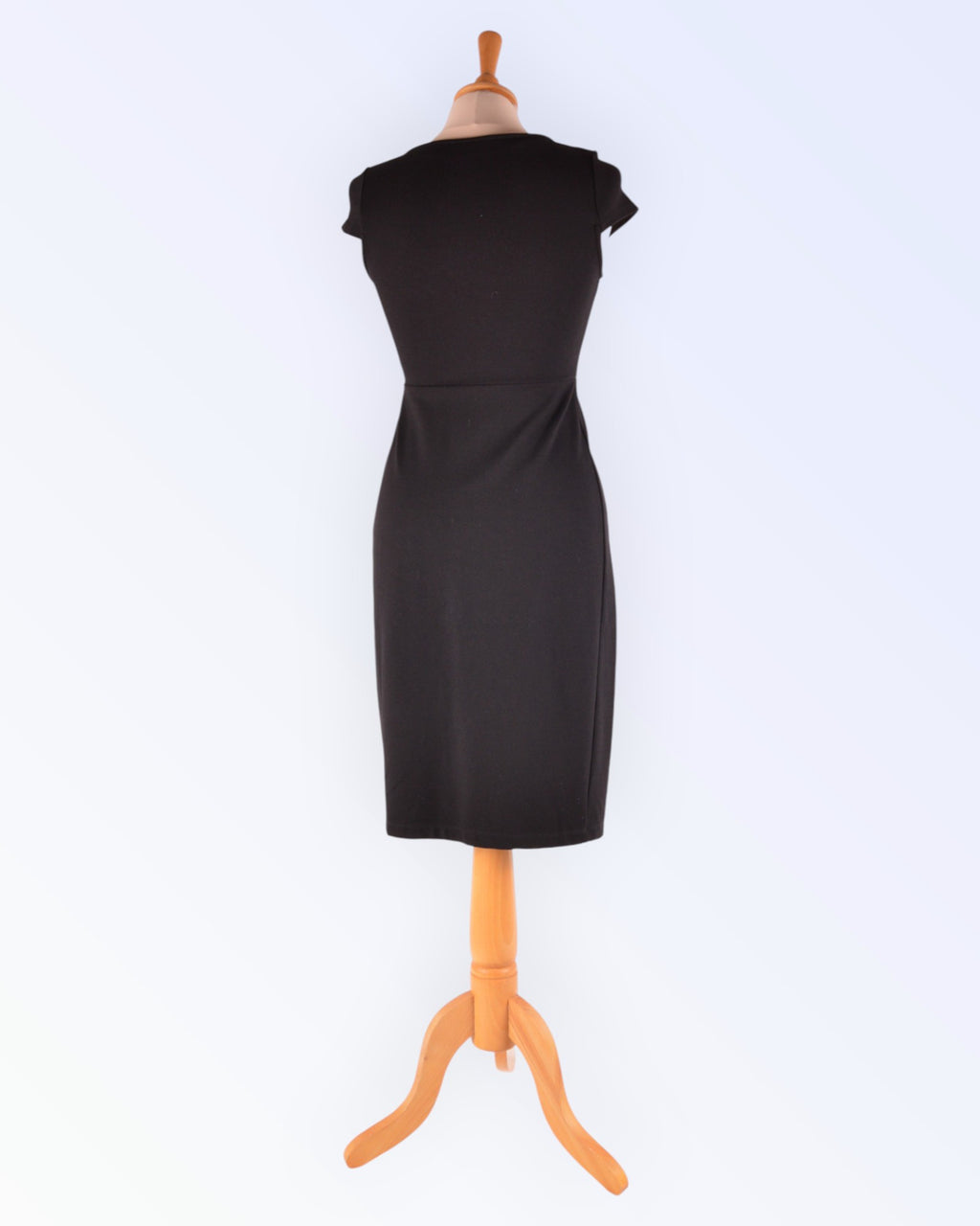 Isabella Oliverin pikku musta mekko odottaville äideille