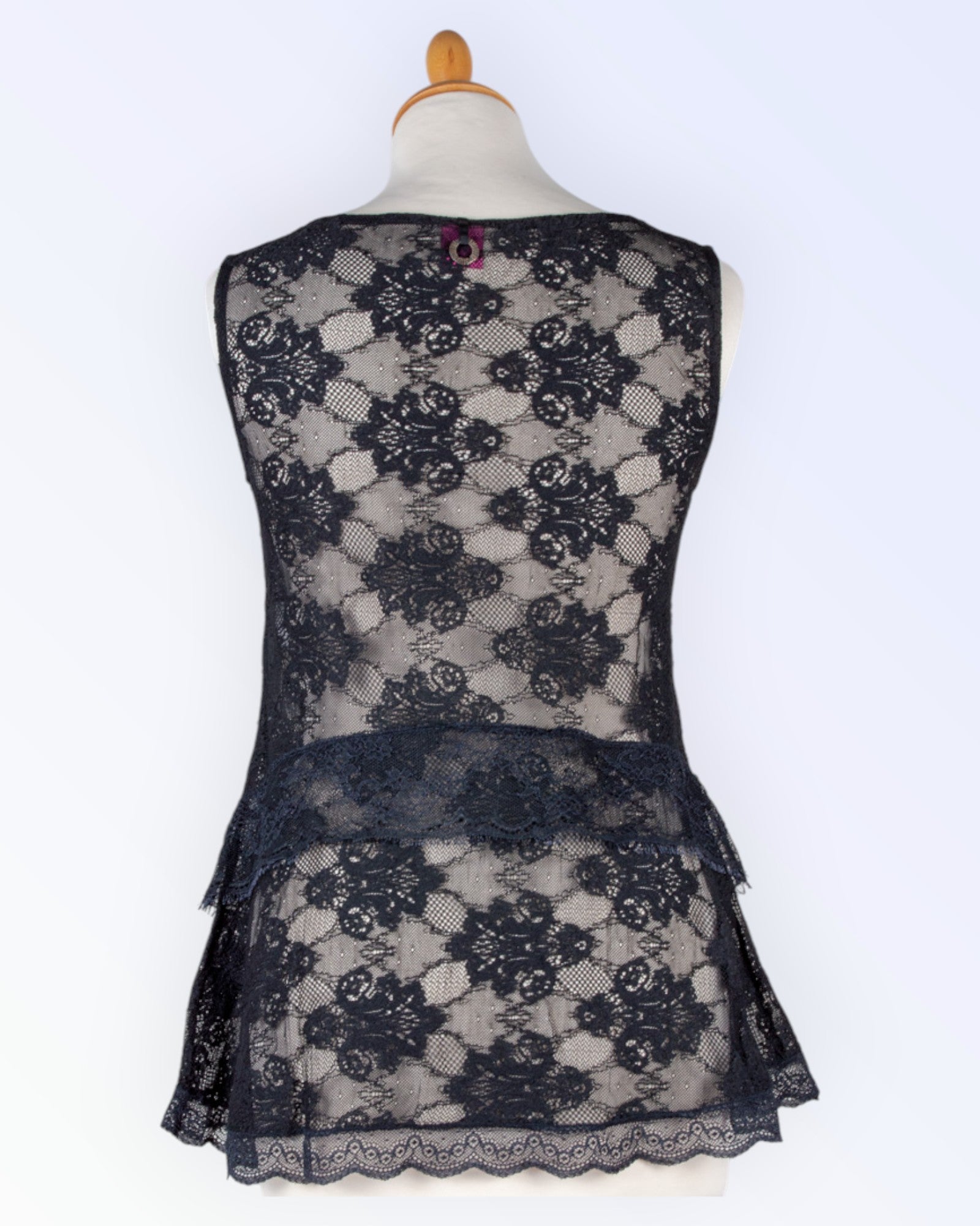 Save the Queen musta pitsipeplum-toppi