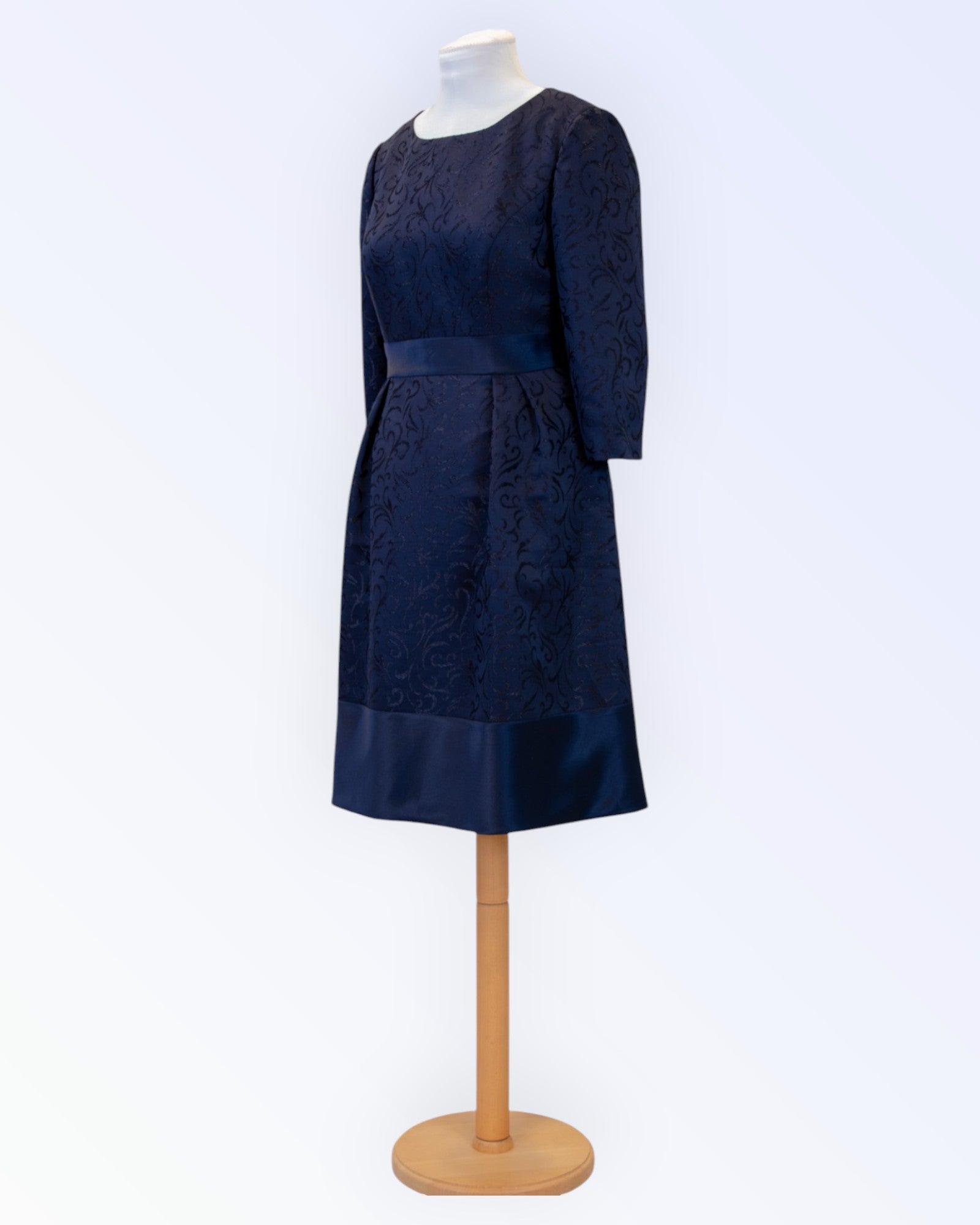 Tummansininen jacquardmekko