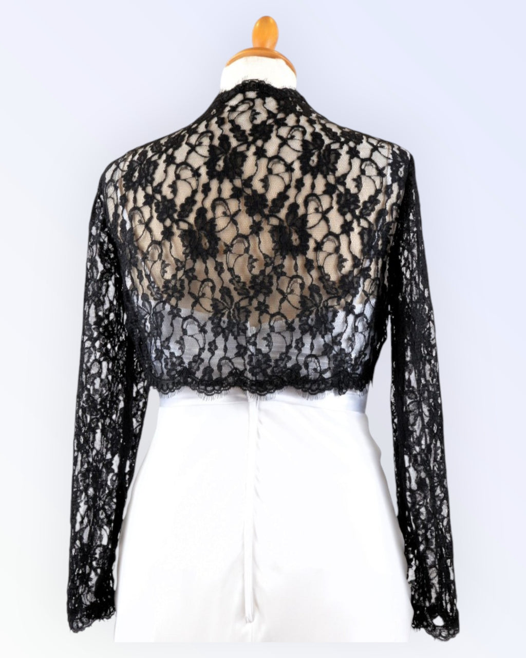 Mustast pitsist boolero