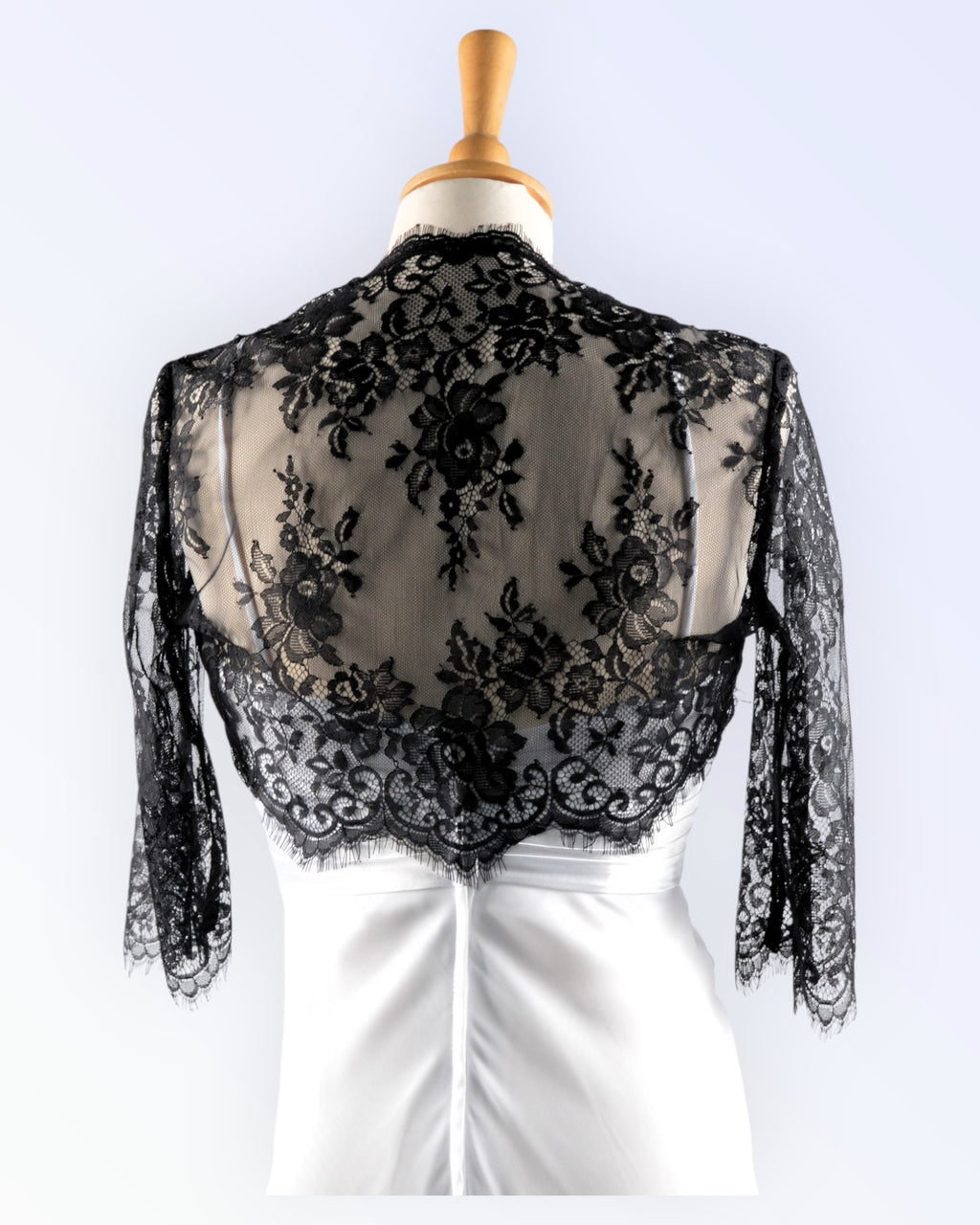 Mustast pitsist boolero