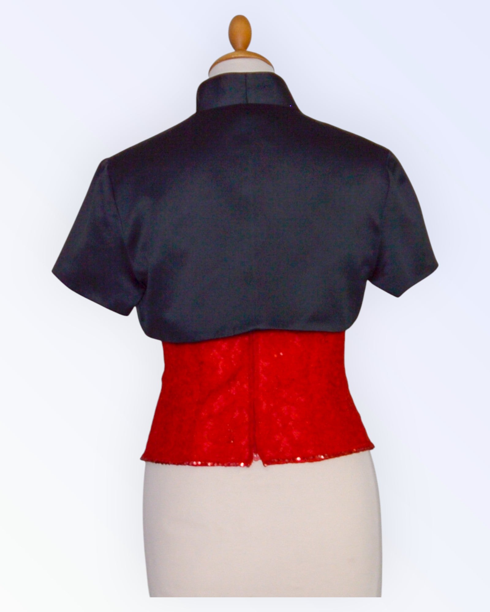 Mustast satiinist boolero