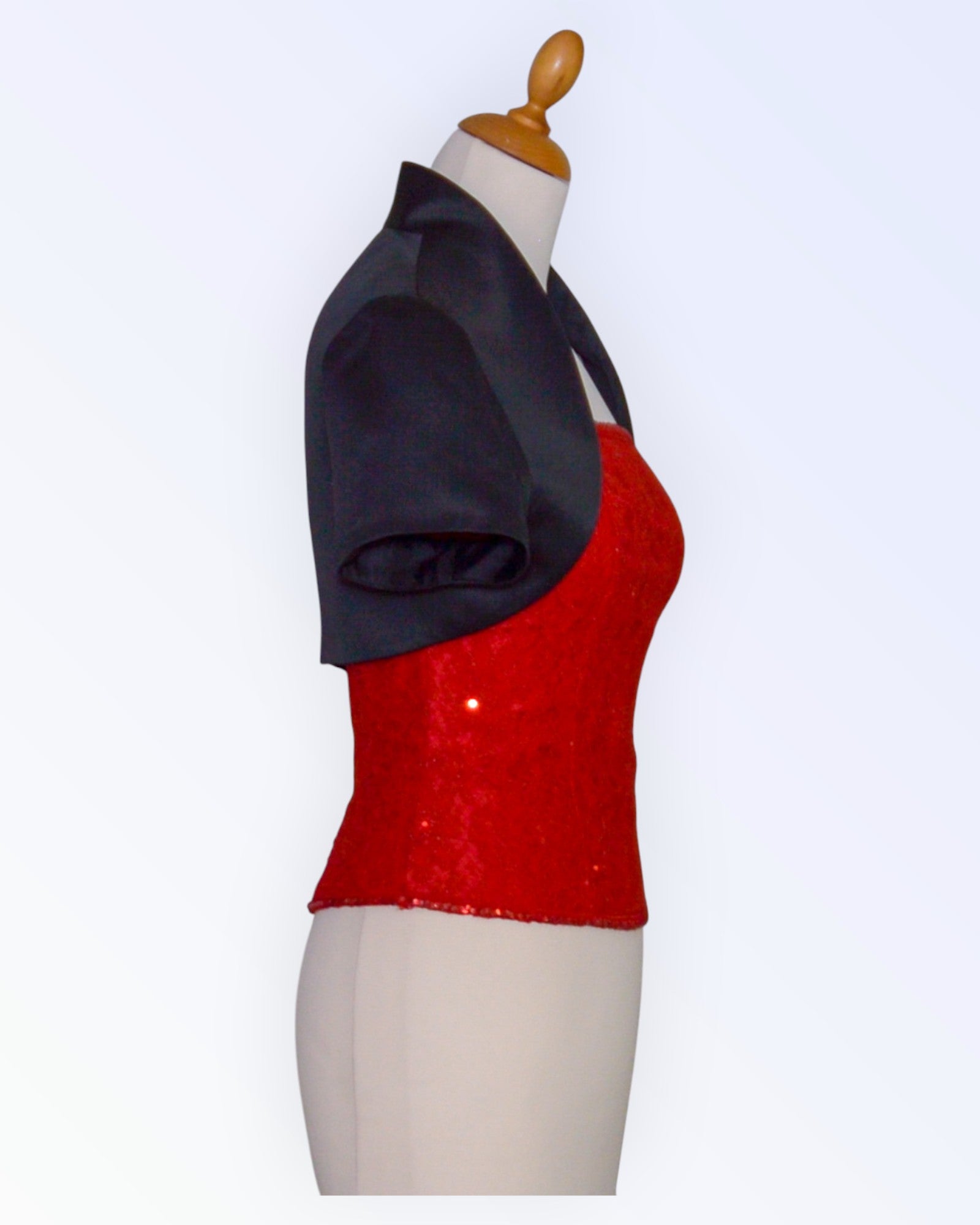 Mustast satiinist boolero