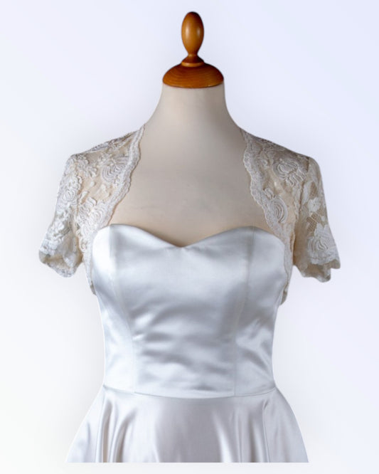 Juhlava luonnonvalkoinen pitsibolero