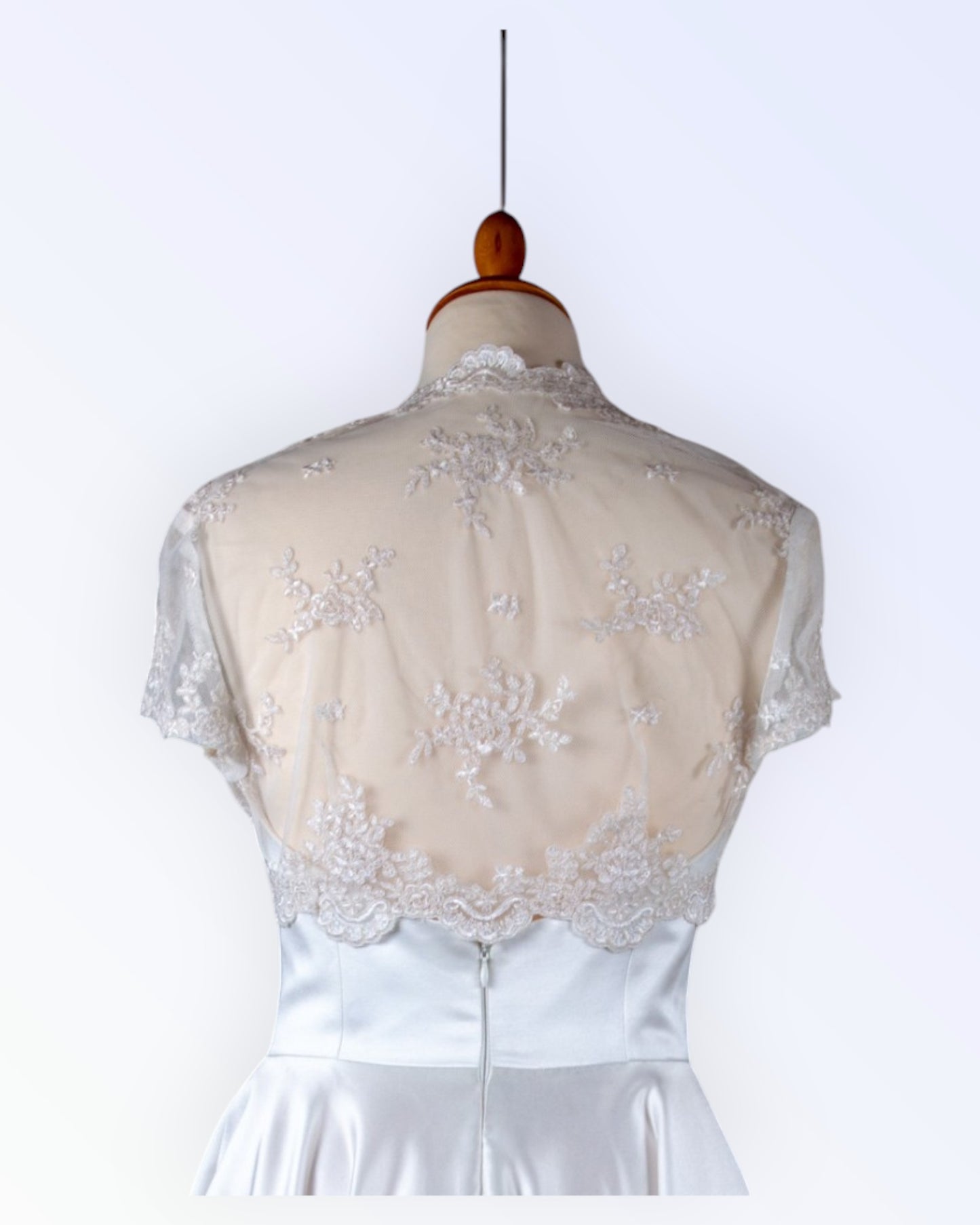 Juhlava luonnonvalkoinen pitsibolero